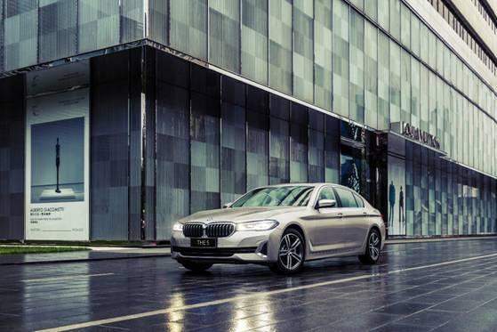 新BMW 5系问鼎2021豪华市场的“必杀技”