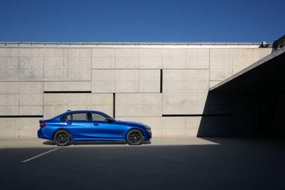 新BMW 3系强势收官2021