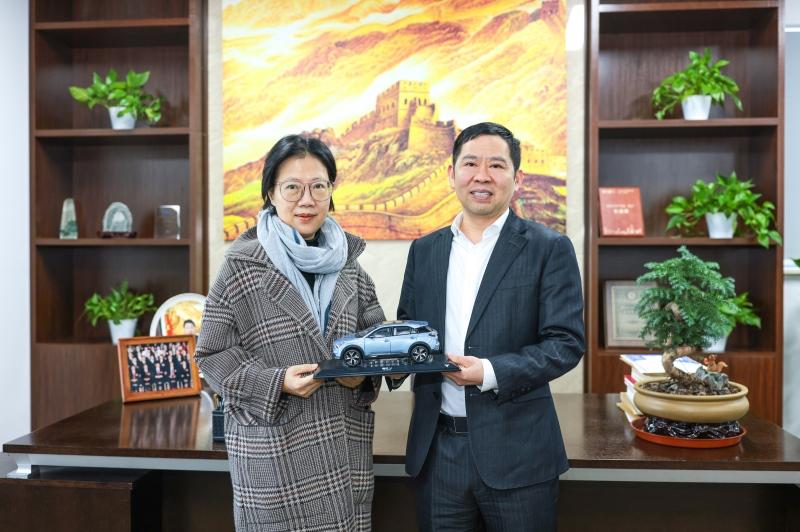 财经媒体专家叶檀拜访哪吒汽车桐乡工厂,为哪吒汽车点赞!