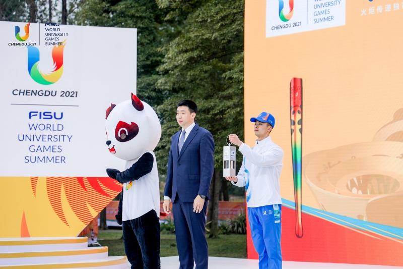 小鹏汽车启动大运会火炬护航:绿色护航从火种交接开始