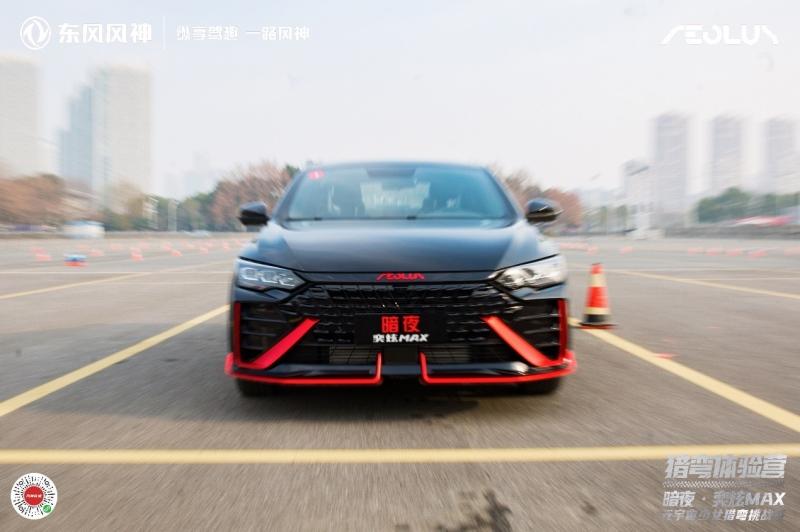 专属年轻人的潮范儿机甲战车！暗夜·奕炫MAX又在“搞事情”