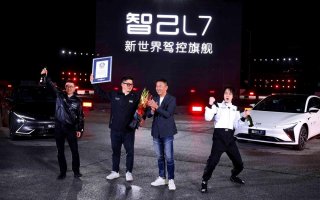 斩获“最长电漂”吉尼斯世界纪录TM荣誉“新世界驾控旗舰”智己L7正式上市