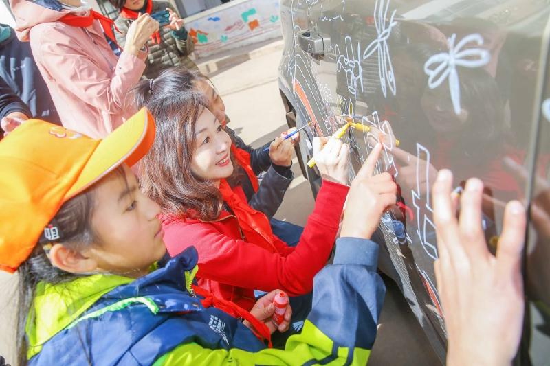 全新一代路虎·揽胜携手当代艺术家 助力青少年健康成长