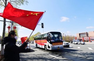 京湘援长医疗队返程，一汽红旗送大礼致英雄