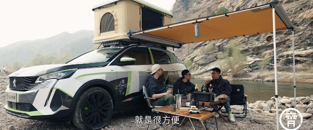 露营春风吹满地，帐篷搭在车顶上，还有星河天幕作伴