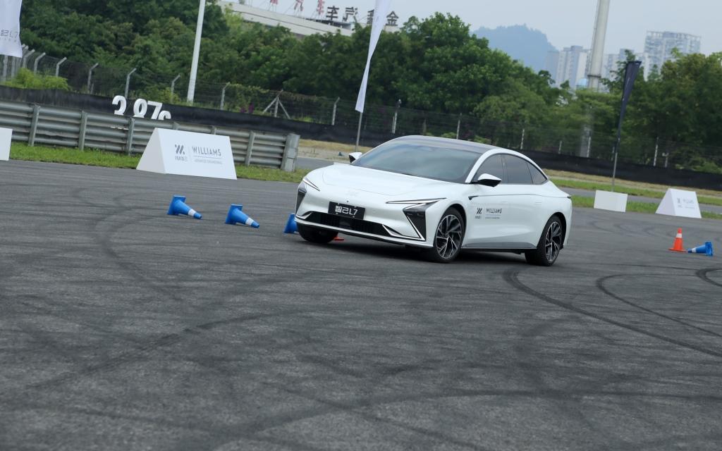 智己L7全国道路试乘试驾活动——成都站正式开启