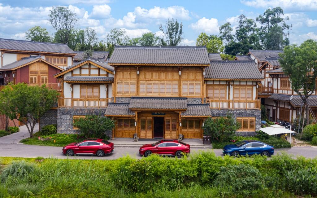 领创纯电轿车硬核实力新高度,比亚迪汉EV创世版性能、智能、豪华再度升级!