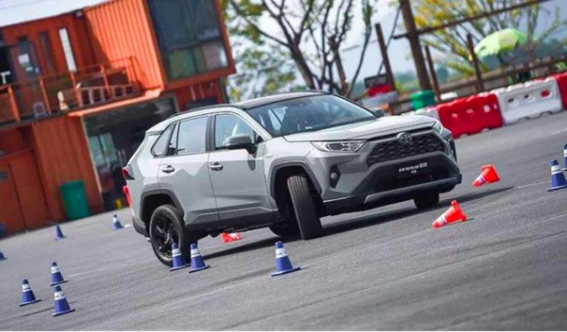 RAV4荣放2022款,以全能实力,助你畅享人生征途