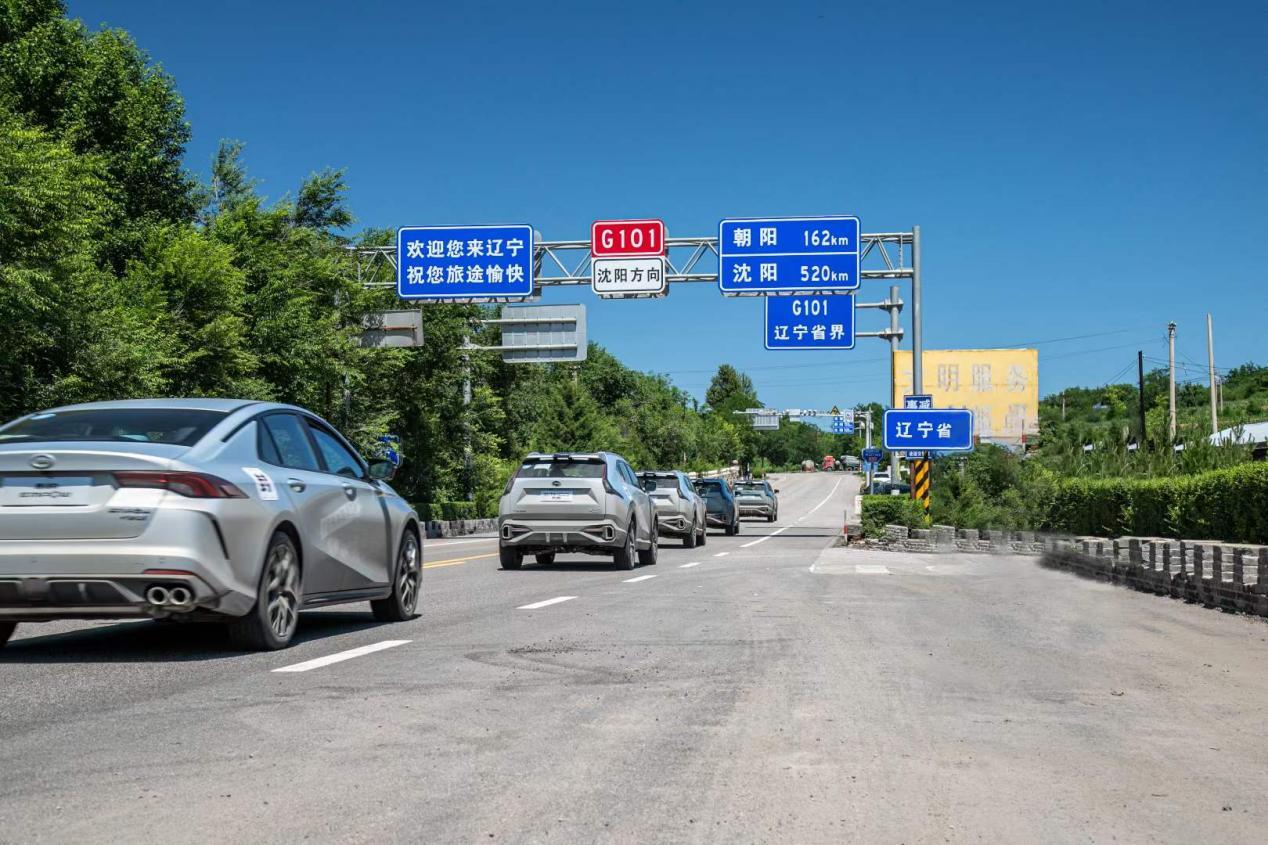 一箱油最长跑1711km，百公里油耗3.2L，钜浪混动GMC 2.0谁与争锋？