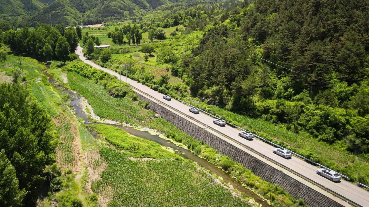 一箱油最长跑1711km，百公里油耗3.2L，钜浪混动GMC 2.0谁与争锋？