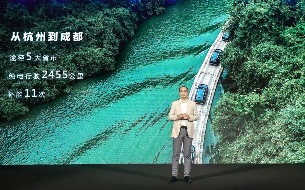 6月30日,“此生必驾中国魏”车队抵达成都