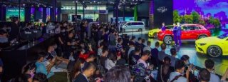 天窗会飞？“三把栓”才够稳！爱驰U6给你双重防护