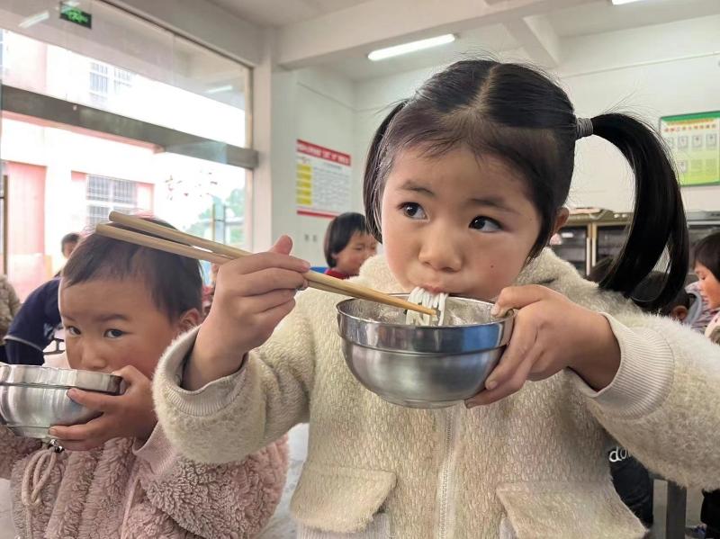 新运动场让快乐接力 营养早餐为成长蓄力 昭通捷豹路虎希望小学开启新学期