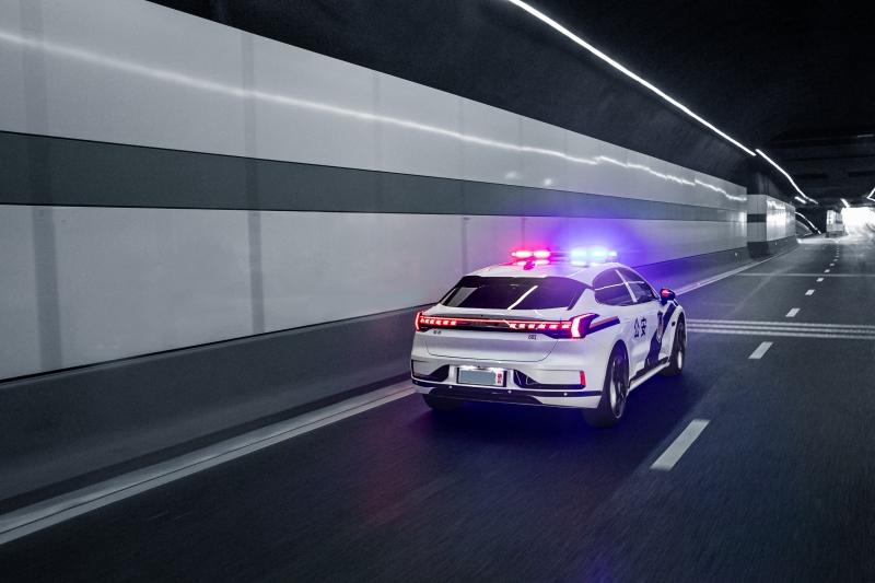 中国高端纯电品牌利刃出鞘 警用涂装极氪001现身杭州