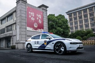 中国高端纯电品牌利刃出鞘 警用涂装极氪001现身杭州