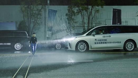 国内首次“90km/h超美标”追尾挑战成功,岚图梦想家演绎硬核实力