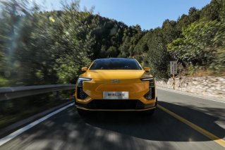 一步到位不玩虚的 “纯电新玩家”爱驰U6全系标配22项辅助驾驶功能