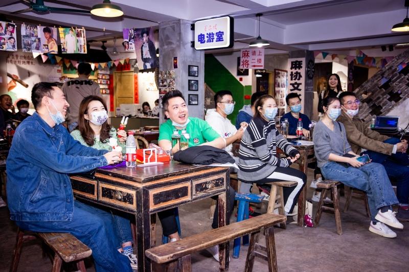 极氪线下大摆龙门阵 这家重庆茶馆“有料有聊”