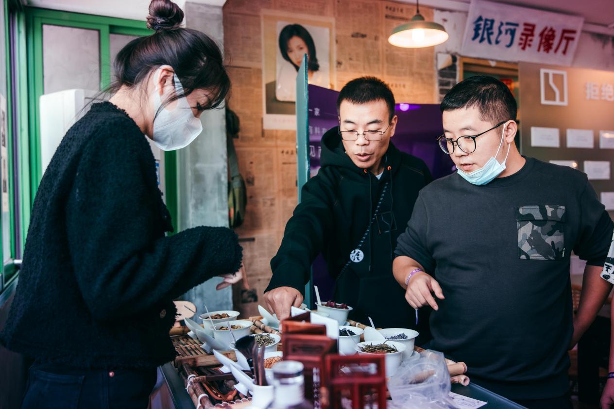 极氪线下大摆龙门阵 这家重庆茶馆“有料有聊”
