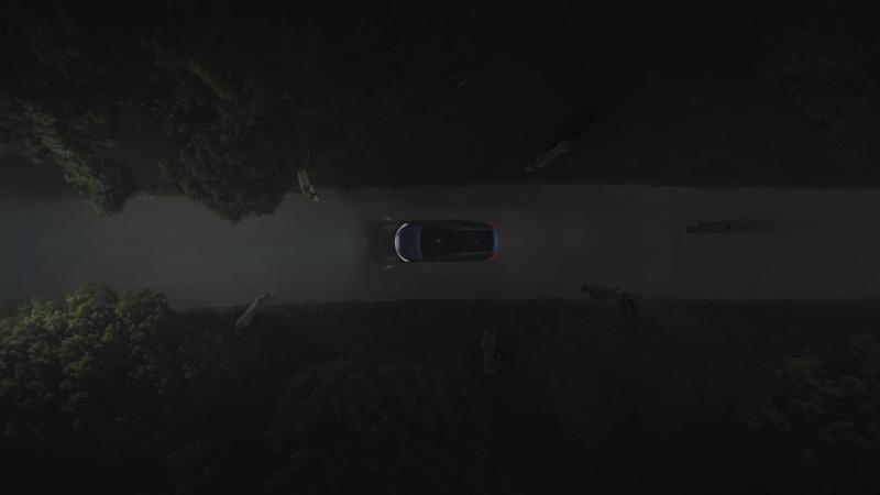 飞凡R7首批用户交付 同步开放RISING PILOT高速领航功能