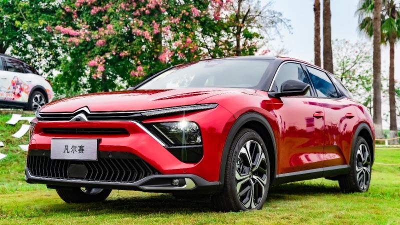 凡尔赛C5 X全新车身颜色“中国红”与内饰配色“慕白浅灰”发布