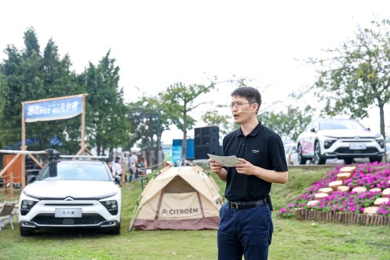 凡尔赛C5 X全新车身颜色“中国红”与内饰配色“慕白浅灰”发布