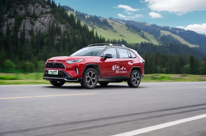 行业殊荣不断 RAV4荣放的开创与引领