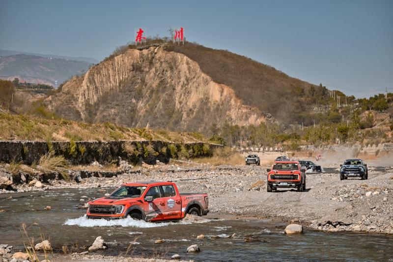 破山而行!全新一代福特F-150猛禽挑战专业级泥石流越野赛道