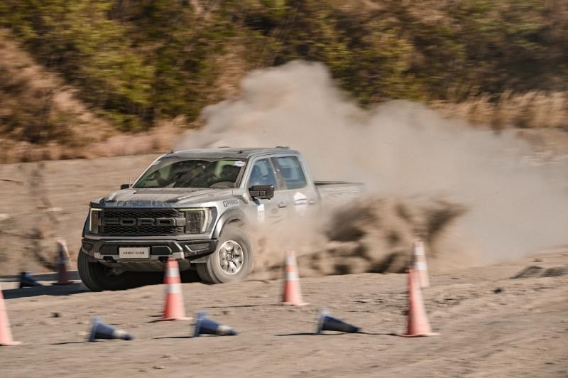 破山而行!全新一代福特F-150猛禽挑战专业级泥石流越野赛道