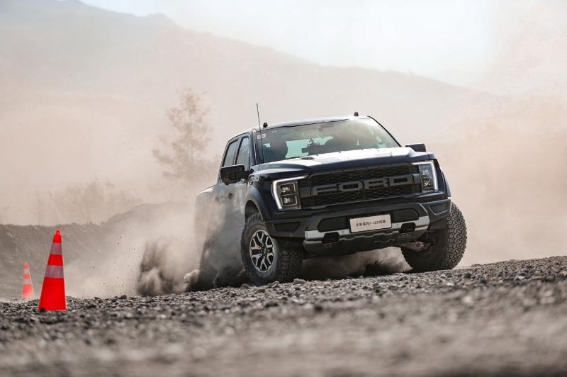破山而行!全新一代福特F-150猛禽挑战专业级泥石流越野赛道