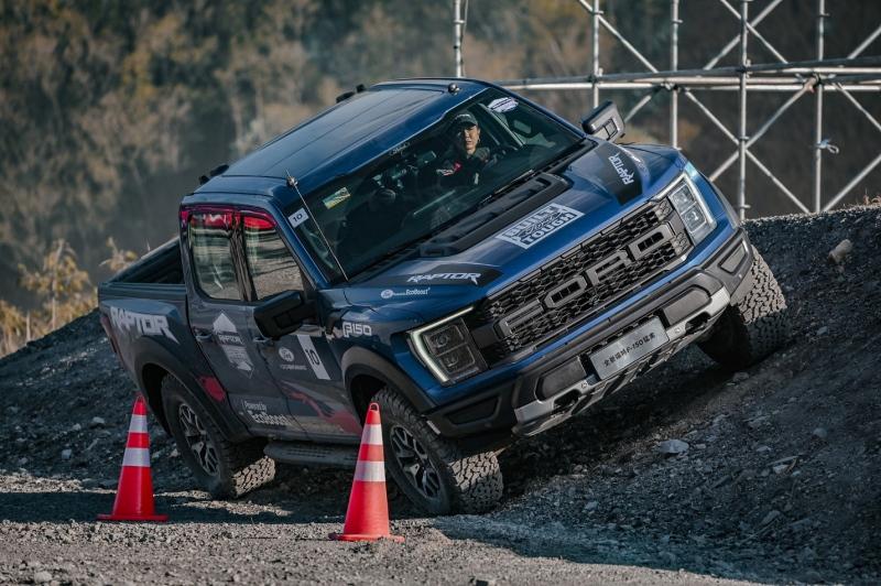破山而行!全新一代福特F-150猛禽挑战专业级泥石流越野赛道