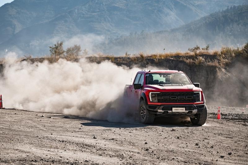 破山而行!全新一代福特F-150猛禽挑战专业级泥石流越野赛道