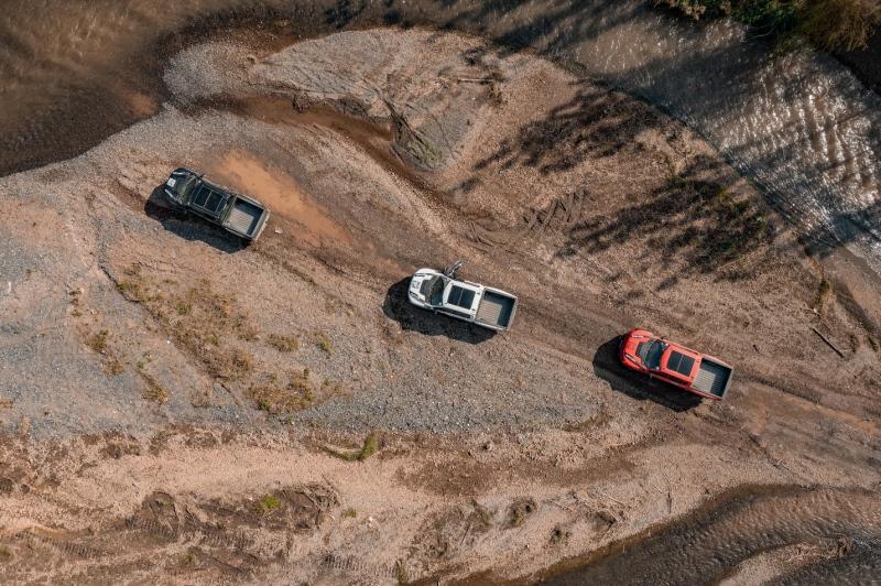 破山而行!全新一代福特F-150猛禽挑战专业级泥石流越野赛道