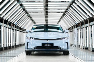 岚图追光首批量产车型下线 订单超过10000辆