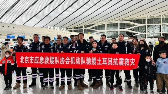 灾难面前不分国界 坦克团运输土耳其支援物资