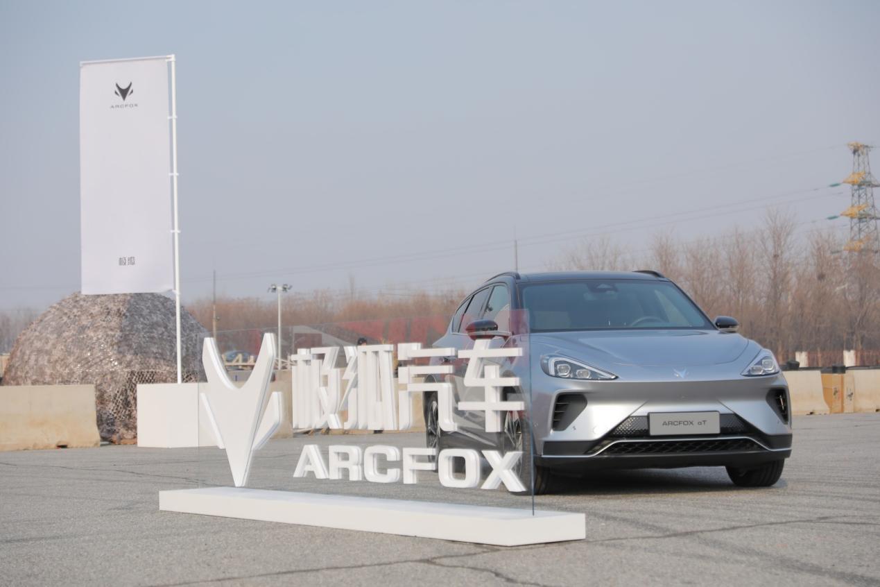 天生老司机!极狐阿尔法S全新HI版神级自动泊车