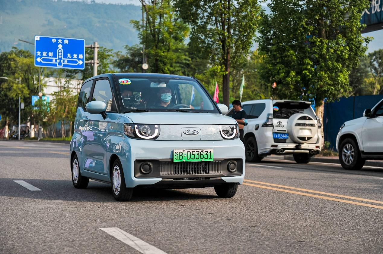 十项实力比拼全优胜 奇瑞QQ冰淇淋对比五菱宏光MINI EV更舒适安全