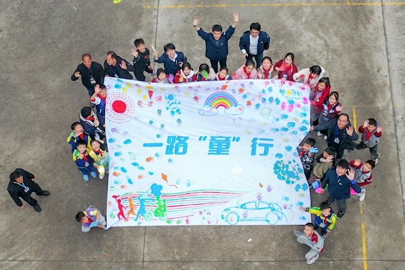 遇见“大眼睛” 上汽大众希望小学太“绘”画了