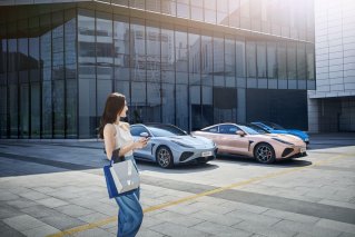 3.7s加速+智能科技傍身，哪吒GT成为最懂年轻人的跑车