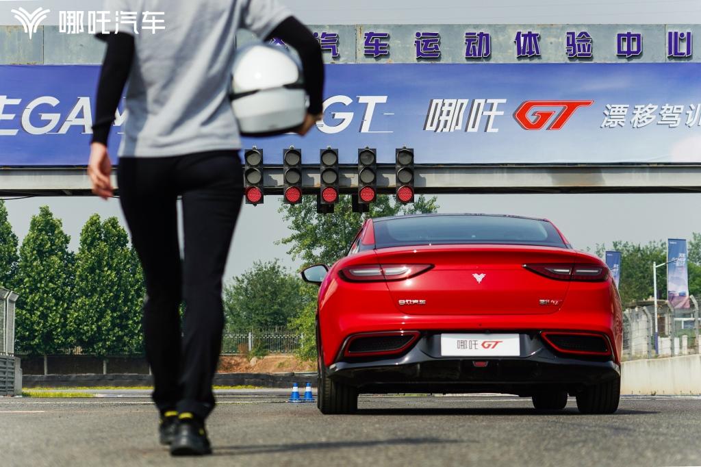 中国双门四座电跑赛道首测：智能赋能性能，GT电跑就得这么玩儿！