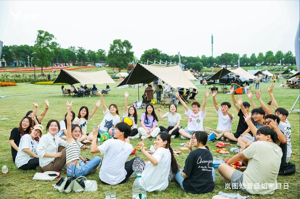 朝花暮火 温暖相伴 岚图知音盛焰家庭日走进武汉花博汇