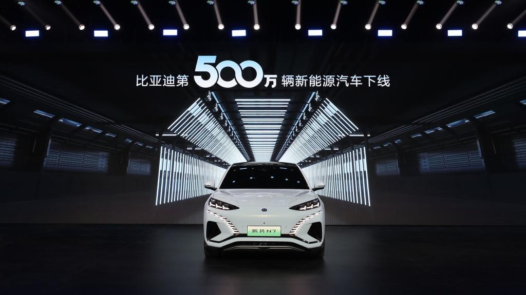 第500万辆新能源汽车下线!腾势N7作为里程碑车型交付至得到App创始人罗振宇