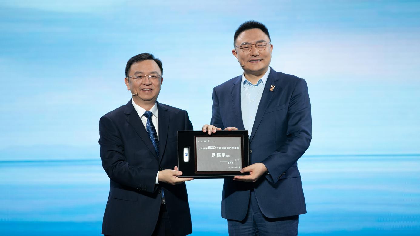 第500万辆新能源汽车下线!腾势N7作为里程碑车型交付至得到App创始人罗振宇