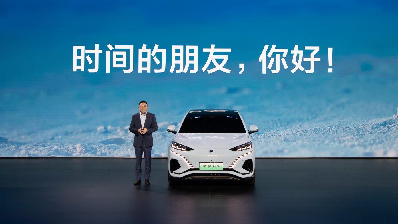 第500万辆新能源汽车下线!腾势N7作为里程碑车型交付至得到App创始人罗振宇