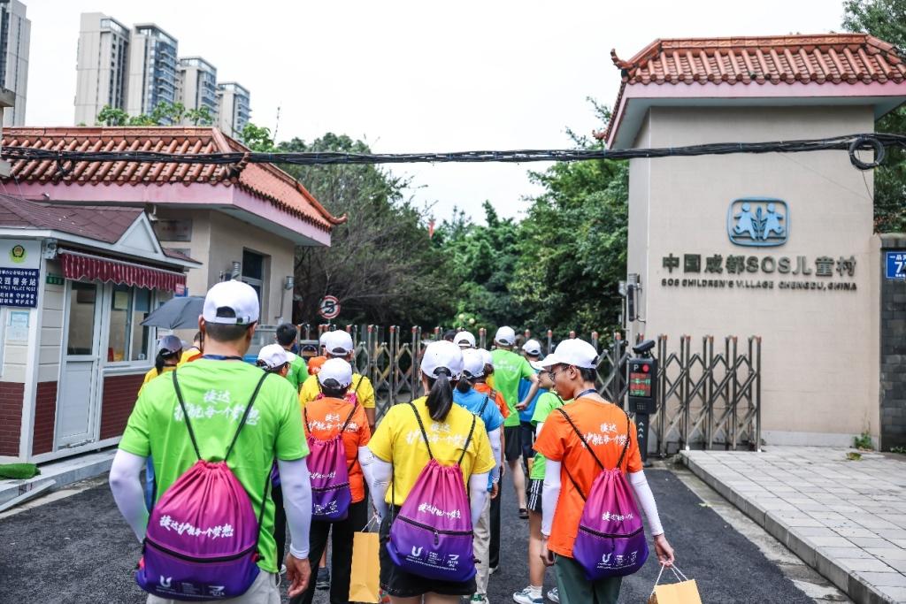 成都大运会暖心瞬间,捷达四川车友会组织中国成都SOS儿童村公益观赛活动