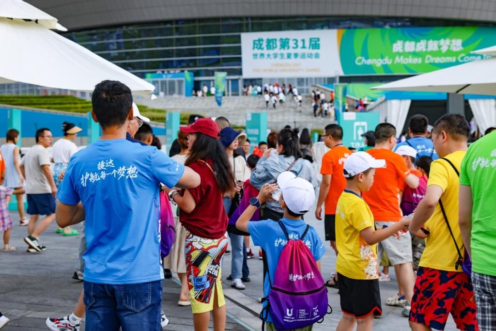 成都大运会暖心瞬间,捷达四川车友会组织中国成都SOS儿童村公益观赛活动