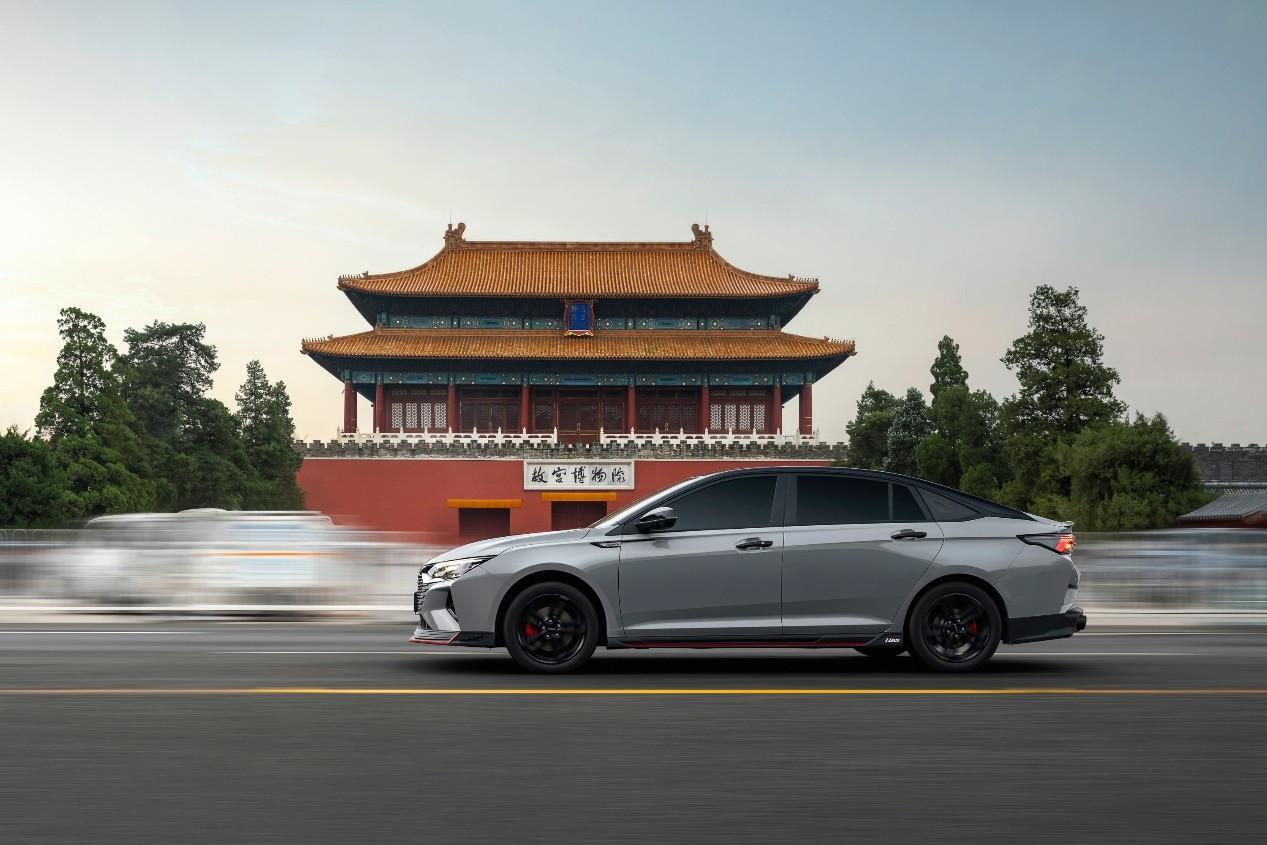 赛道级宽体家轿又出爆款,2024款奕炫MAX到底有多香?
