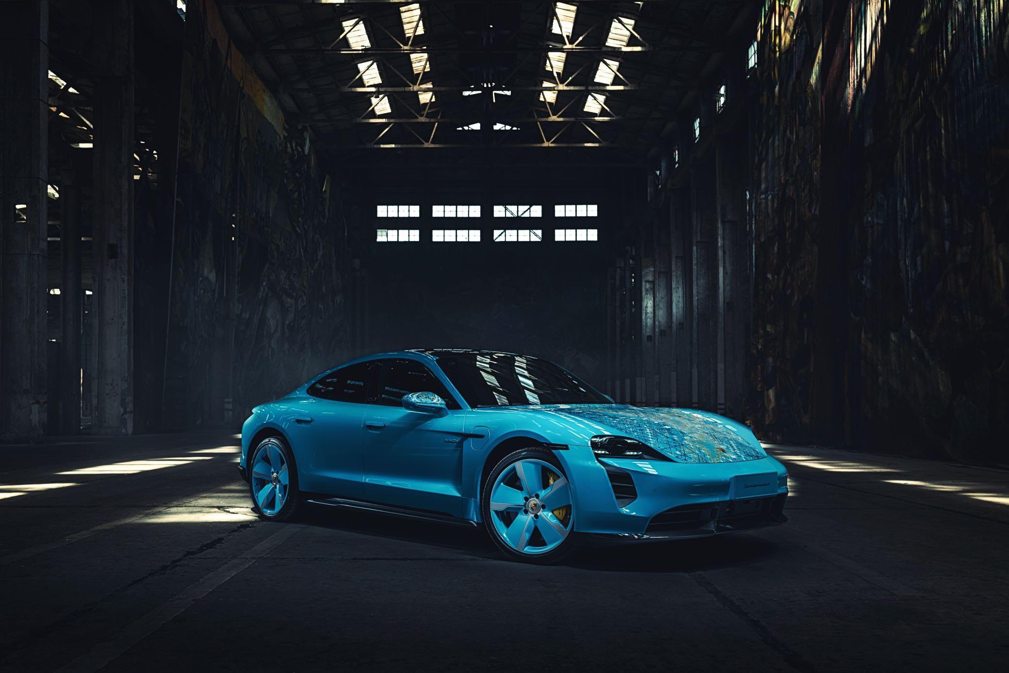 2023成都国际汽车展览会,艺术家丁乙用画作为 Taycan Turbo S赋予个性魅力