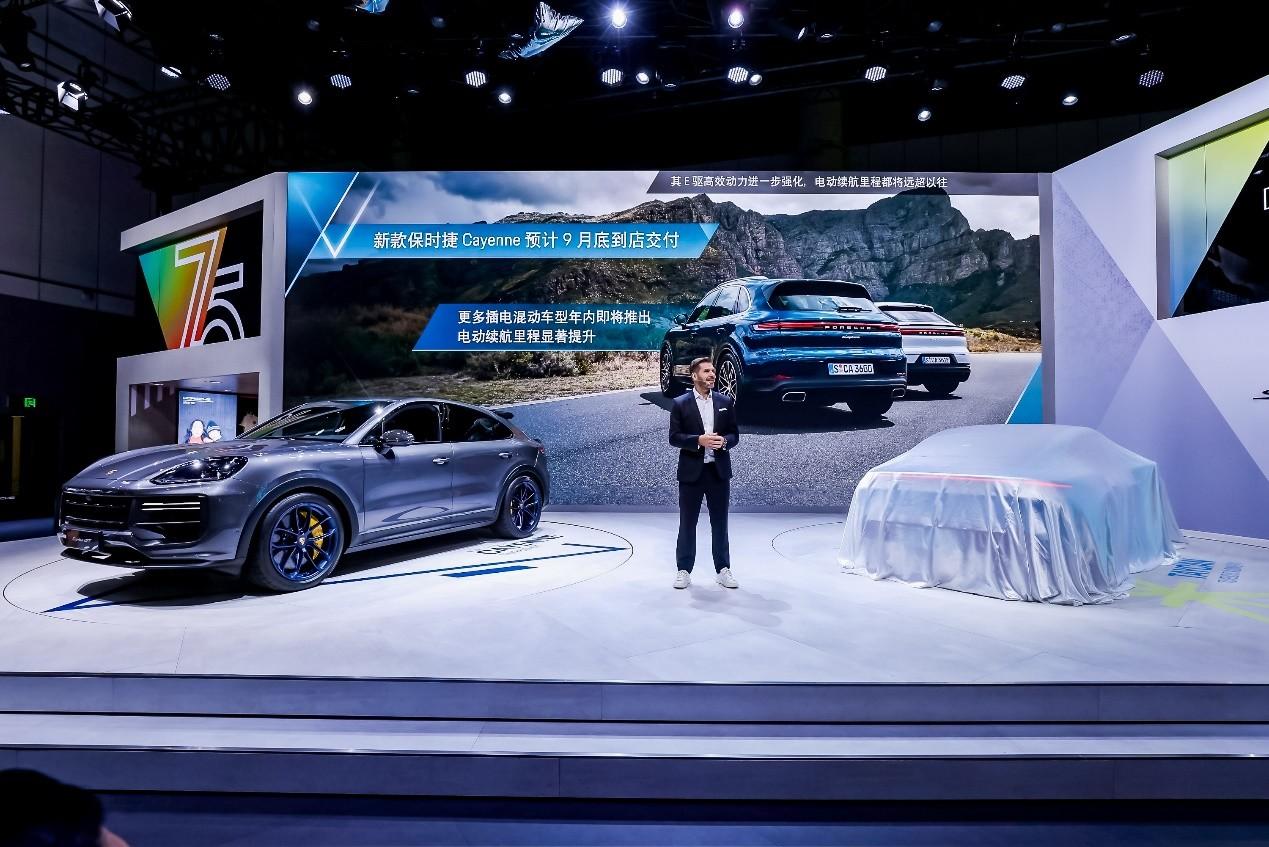 2023成都国际汽车展览会,艺术家丁乙用画作为 Taycan Turbo S赋予个性魅力