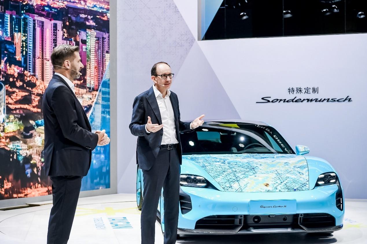 2023成都国际汽车展览会,艺术家丁乙用画作为 Taycan Turbo S赋予个性魅力